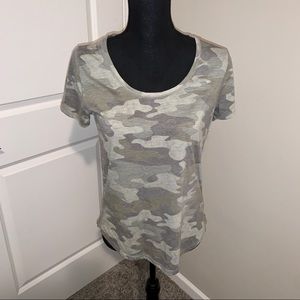Soft t-shirt shortsleeved in army green print